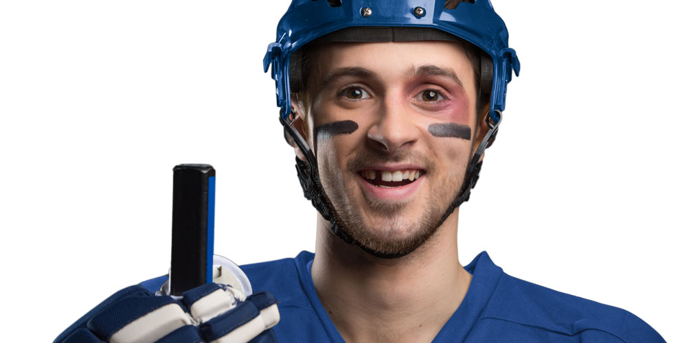 Ein homorvoller Eishockeyspieler, der einen Zahn verloren hat