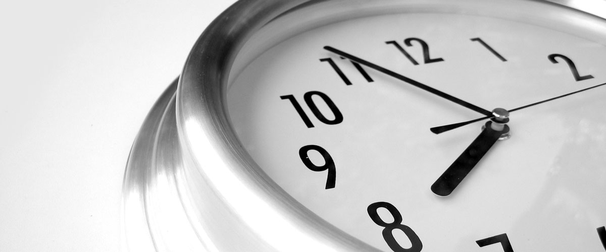 übergroße Uhr: es ist kurz vor 8 Uhr