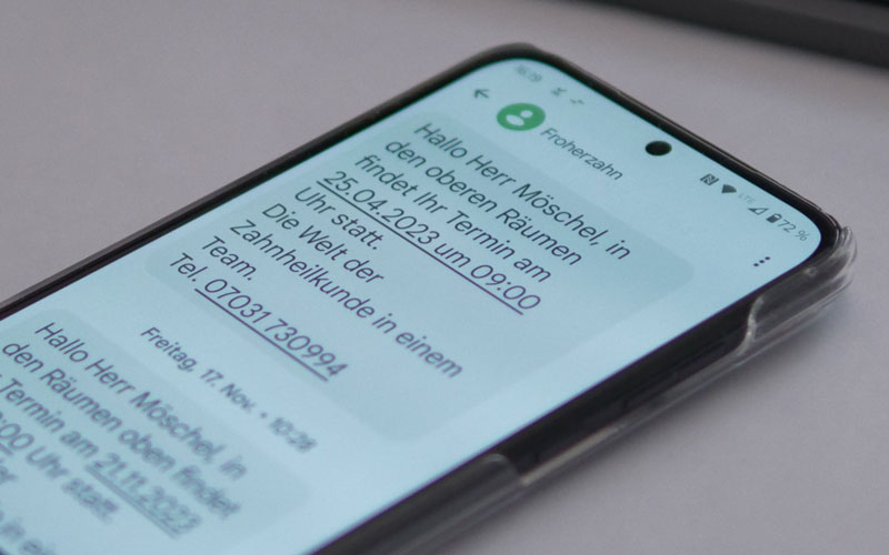 Foto: Erhalten einer SMS zur Terminerinnerung